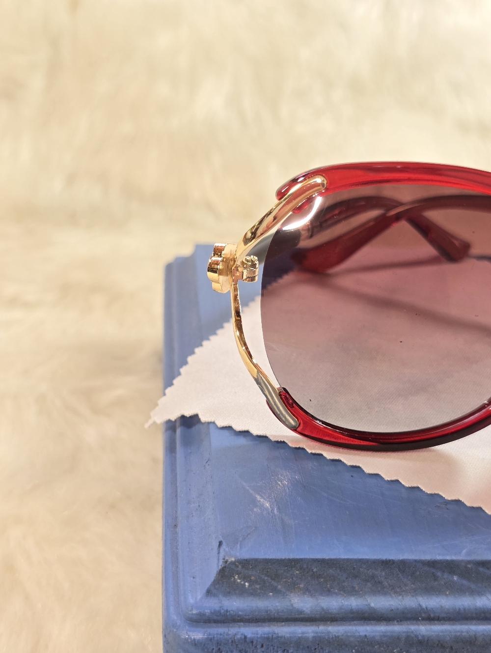 Red Oversized Women's Sunglasses - Fashionable UV Shades - Picture 4 of 5